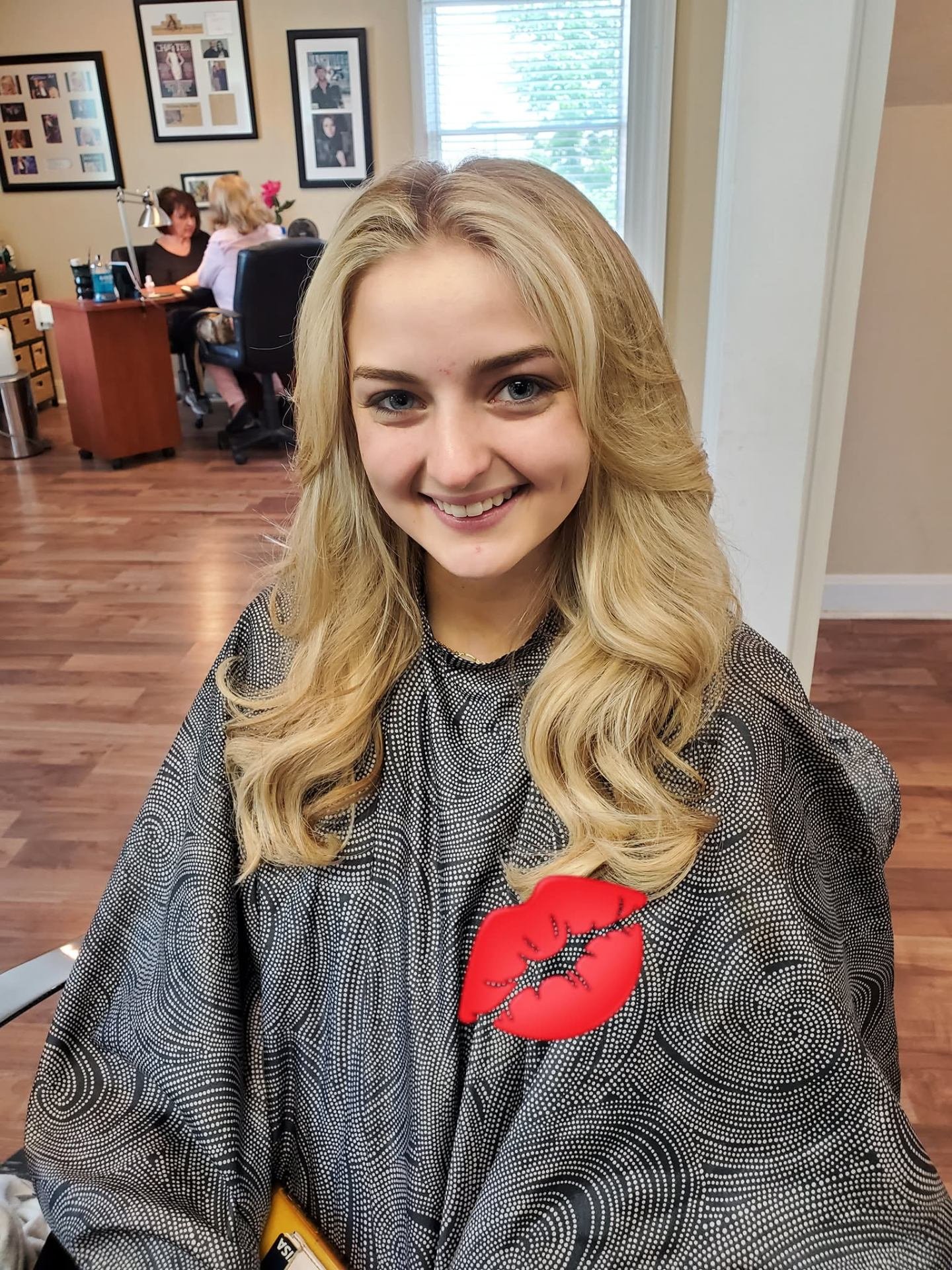Blowout & style — soft blonde waves
