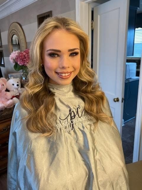 Glam blonde curls with makeup